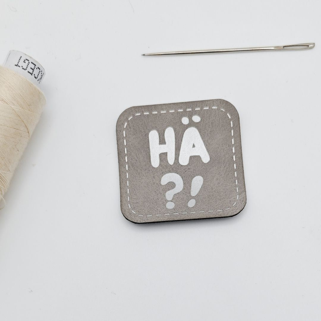 Tate Emmas Nähladen Kunstlederlabel „HÄ?!“