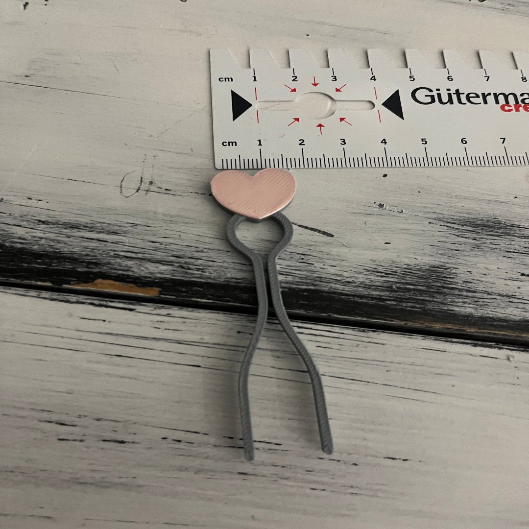 Unterfadenspulenhalter "Ich hab´s" by Nadelbienen