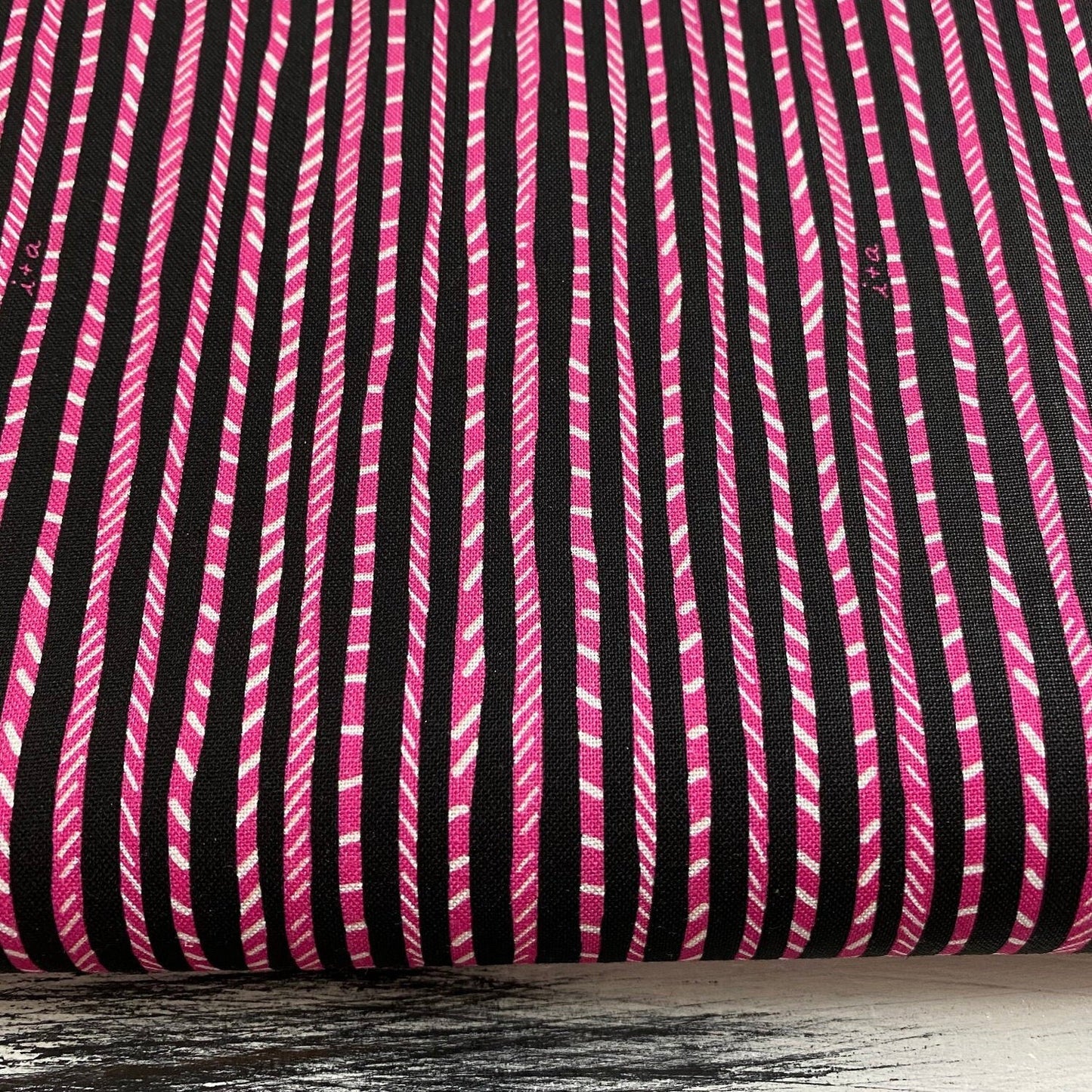 QT-Fabrics INK Arrow Streifen 60-4337