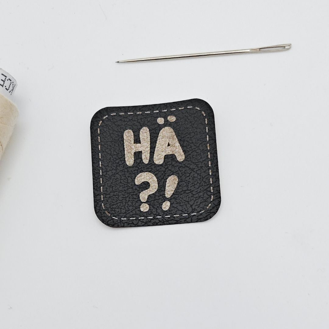 Tate Emmas Nähladen Kunstlederlabel „HÄ?!“
