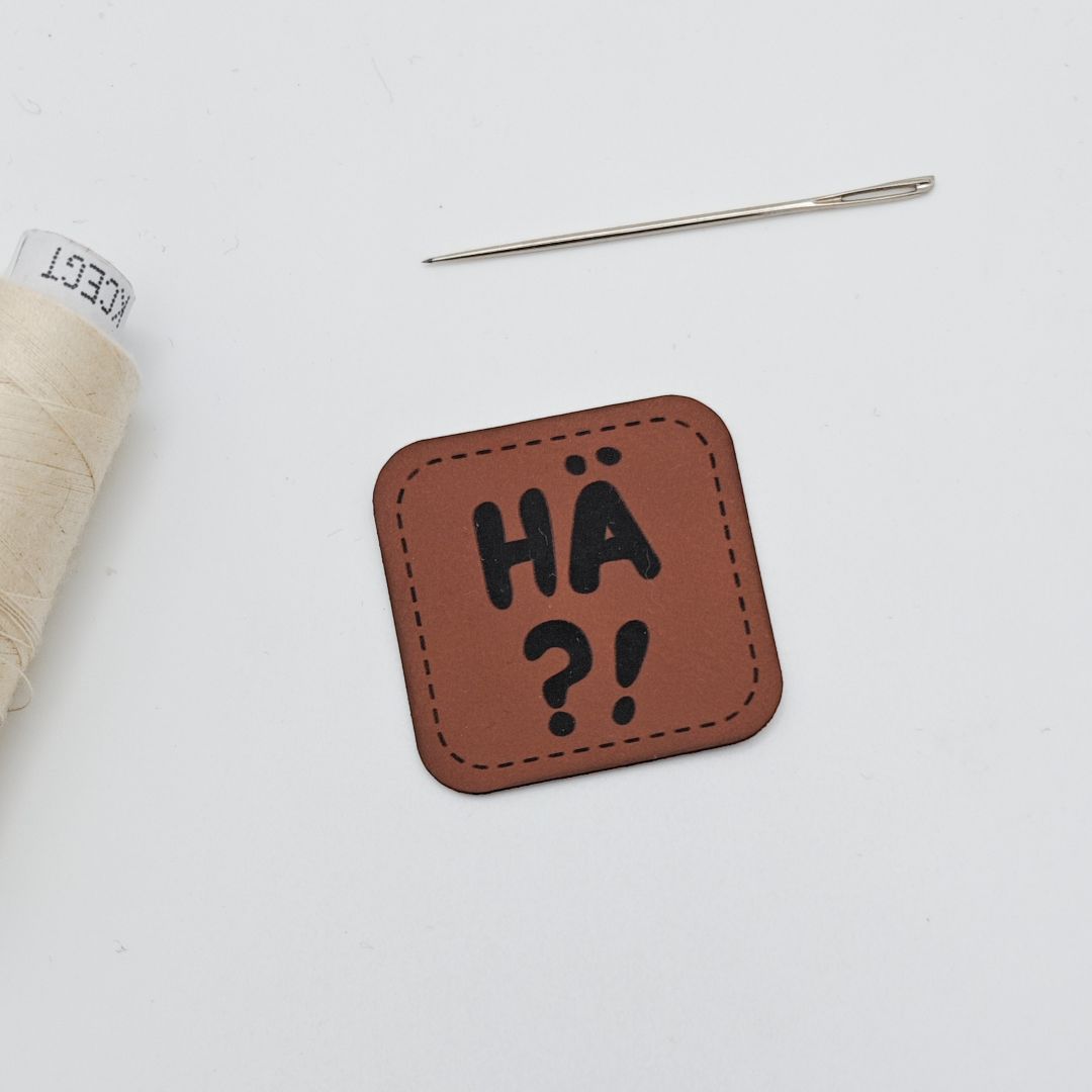 Tate Emmas Nähladen Kunstlederlabel „HÄ?!“