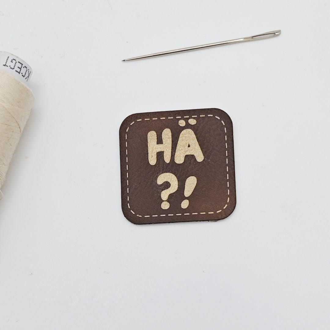 Tate Emmas Nähladen Kunstlederlabel „HÄ?!“