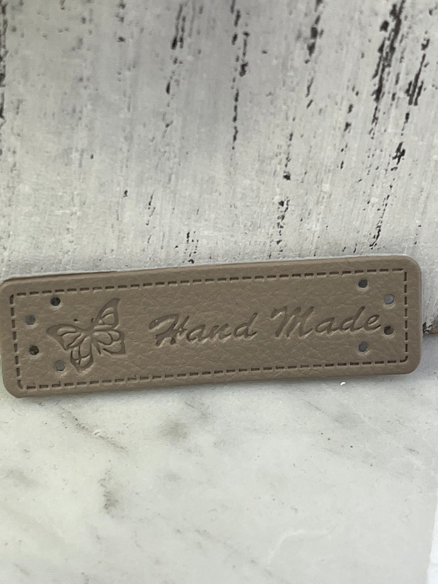 Aufnäher Label "Hand Made" Schmetterling aus Kunstleder grau 31871