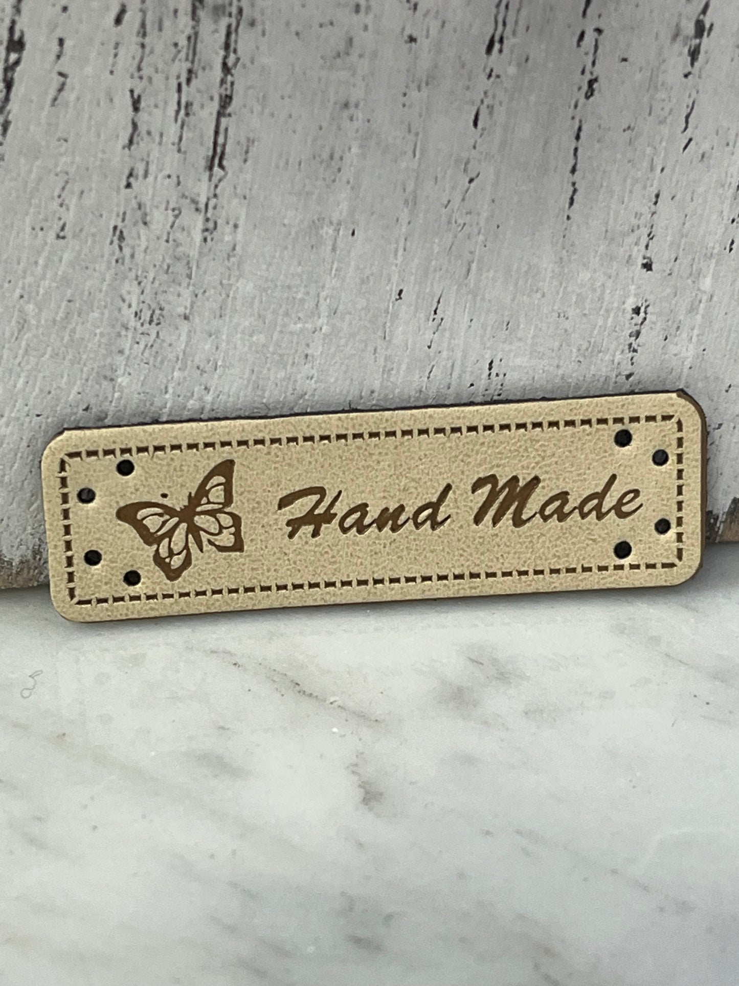 Aufnäher Label "Hand Made" Schmetterling aus Kunstleder creme 30131