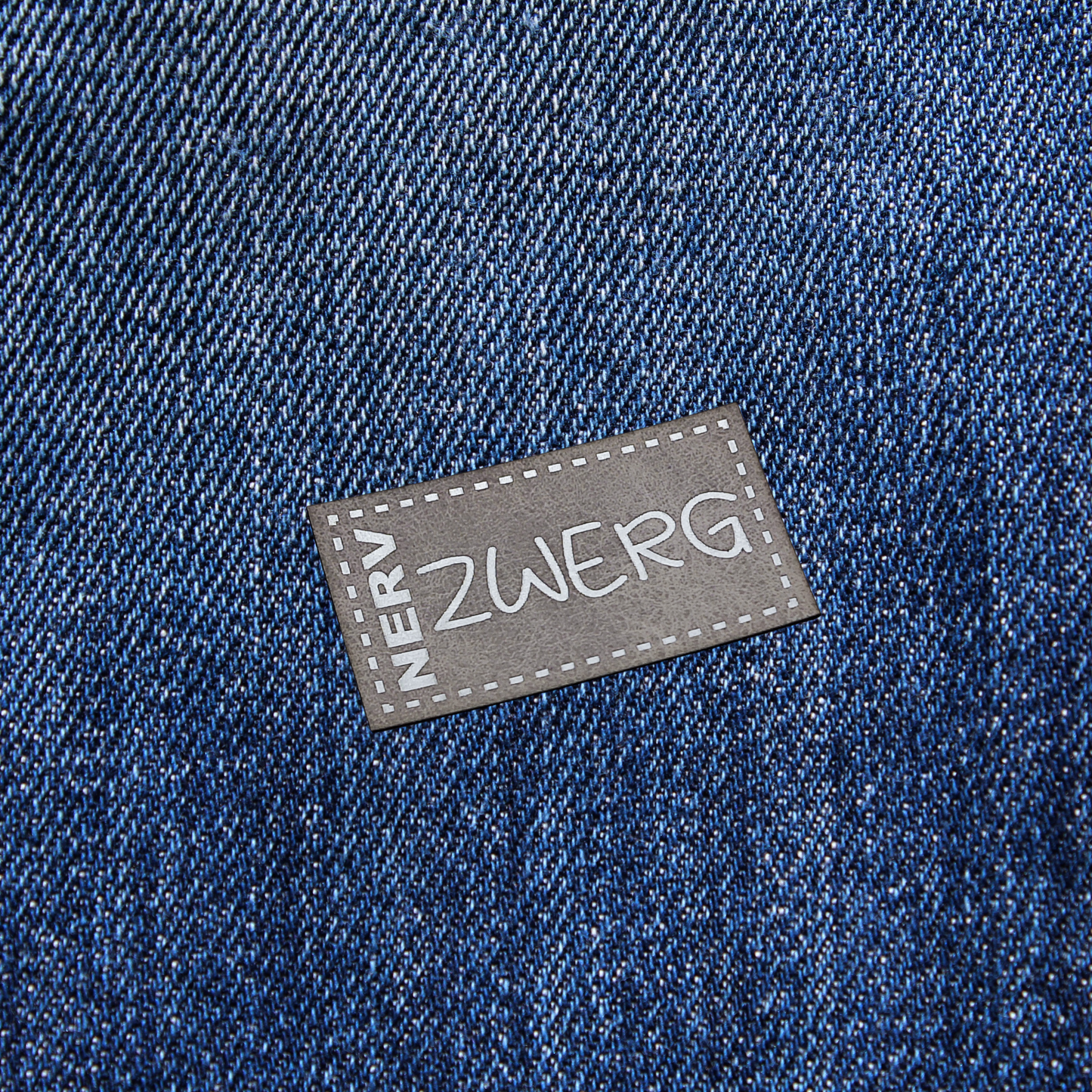 Aufnäher Label CRAZY "NERV ZWERG" grau aus Kunstleder