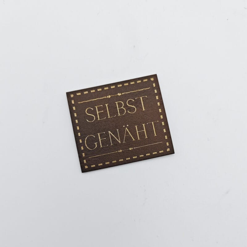 Tate Emmas Nähladen Kunstlederlabel „SELBST GENÄHT“