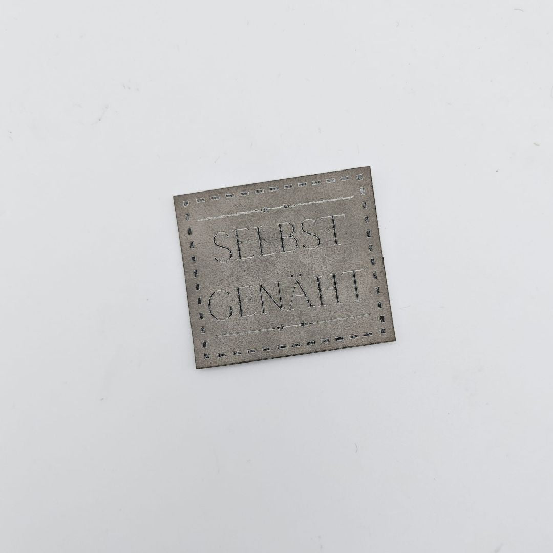 Tate Emmas Nähladen Kunstlederlabel „SELBST GENÄHT“